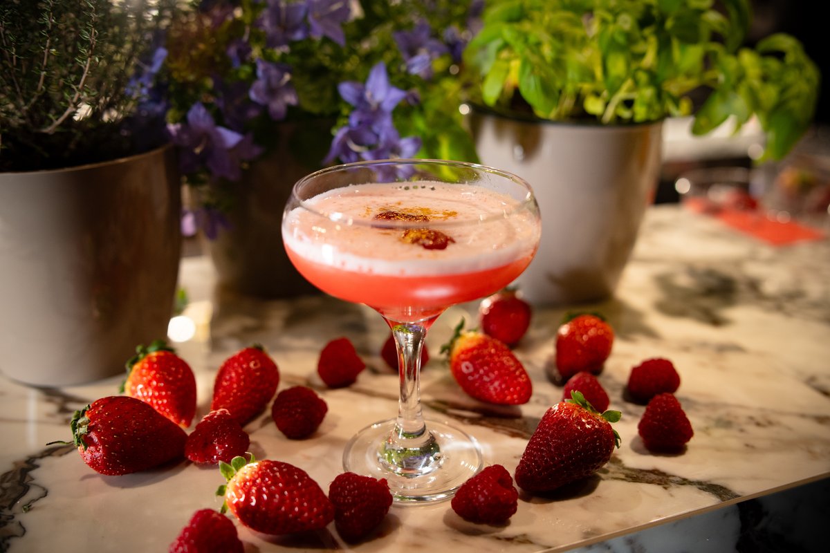 Cocktail alla fragola con frutti di bosco