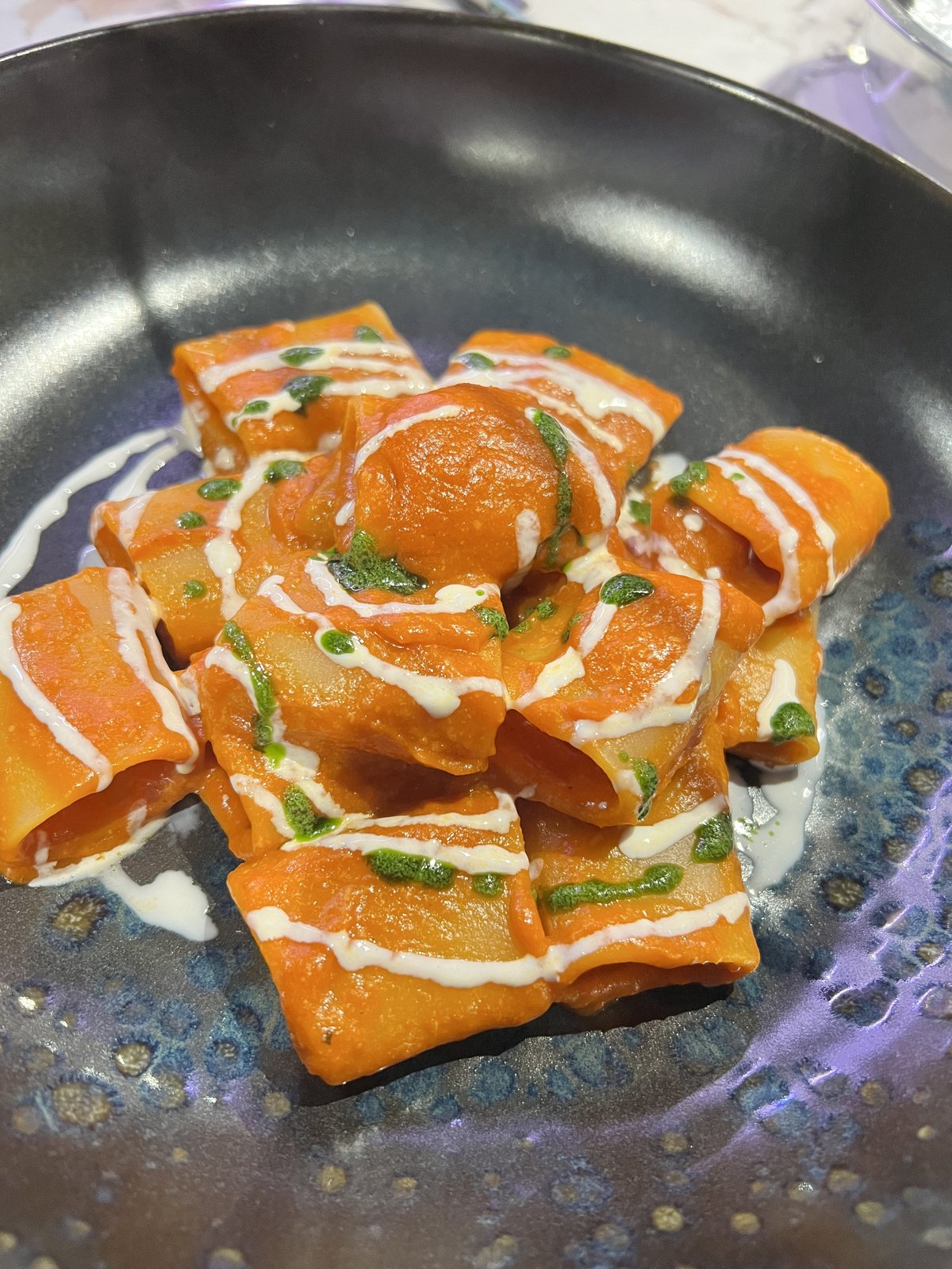 Paccheri con ragù e crema, basilico