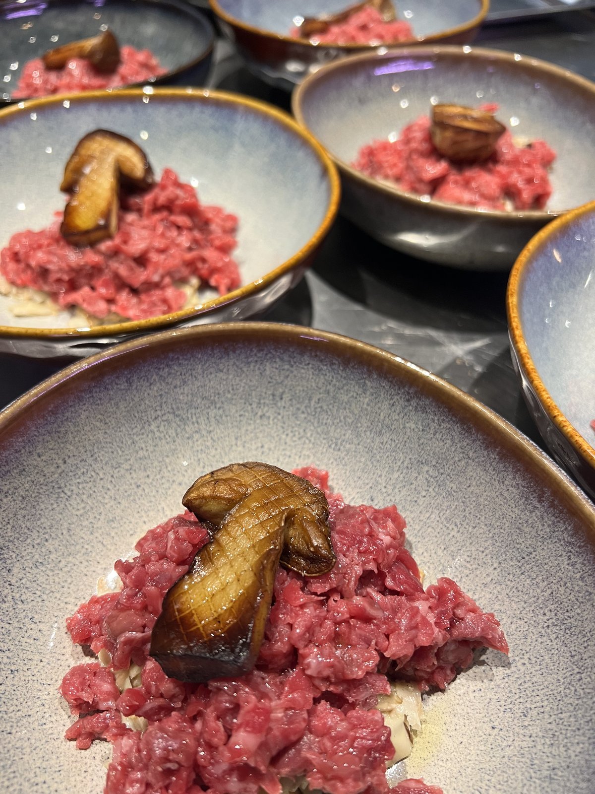 Tartare di carne con funghi trifolati