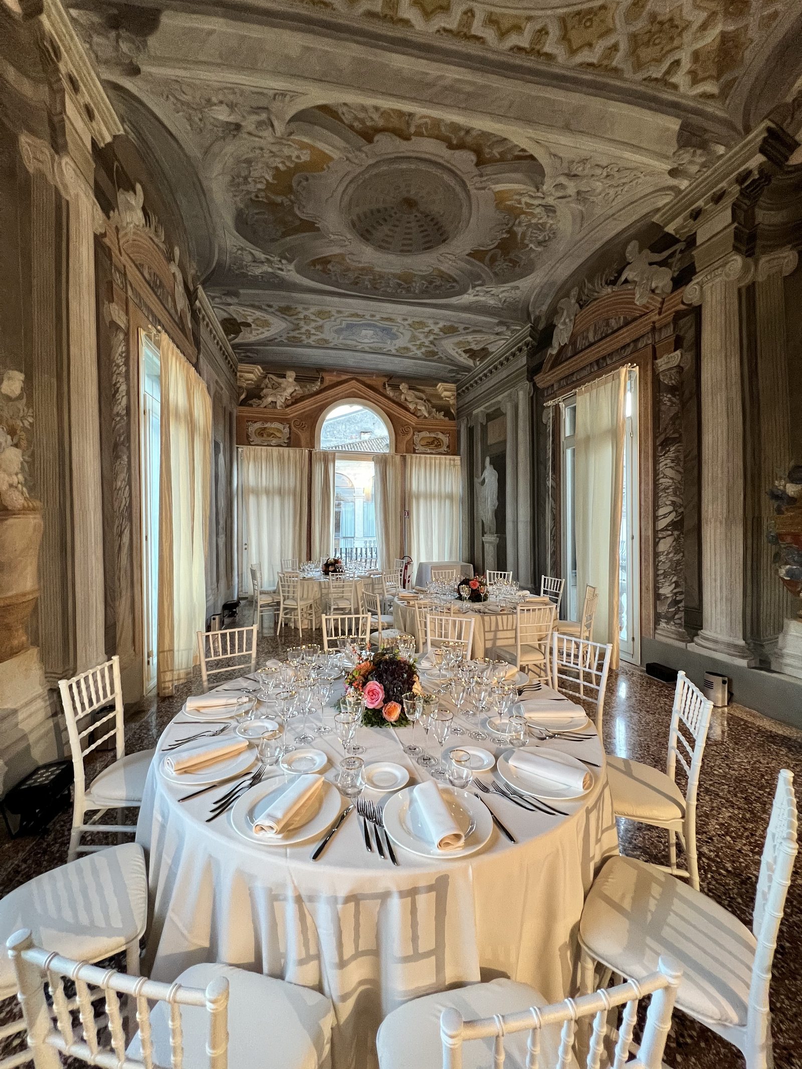 Cena di gala in sala affrescata con soffitto decorato