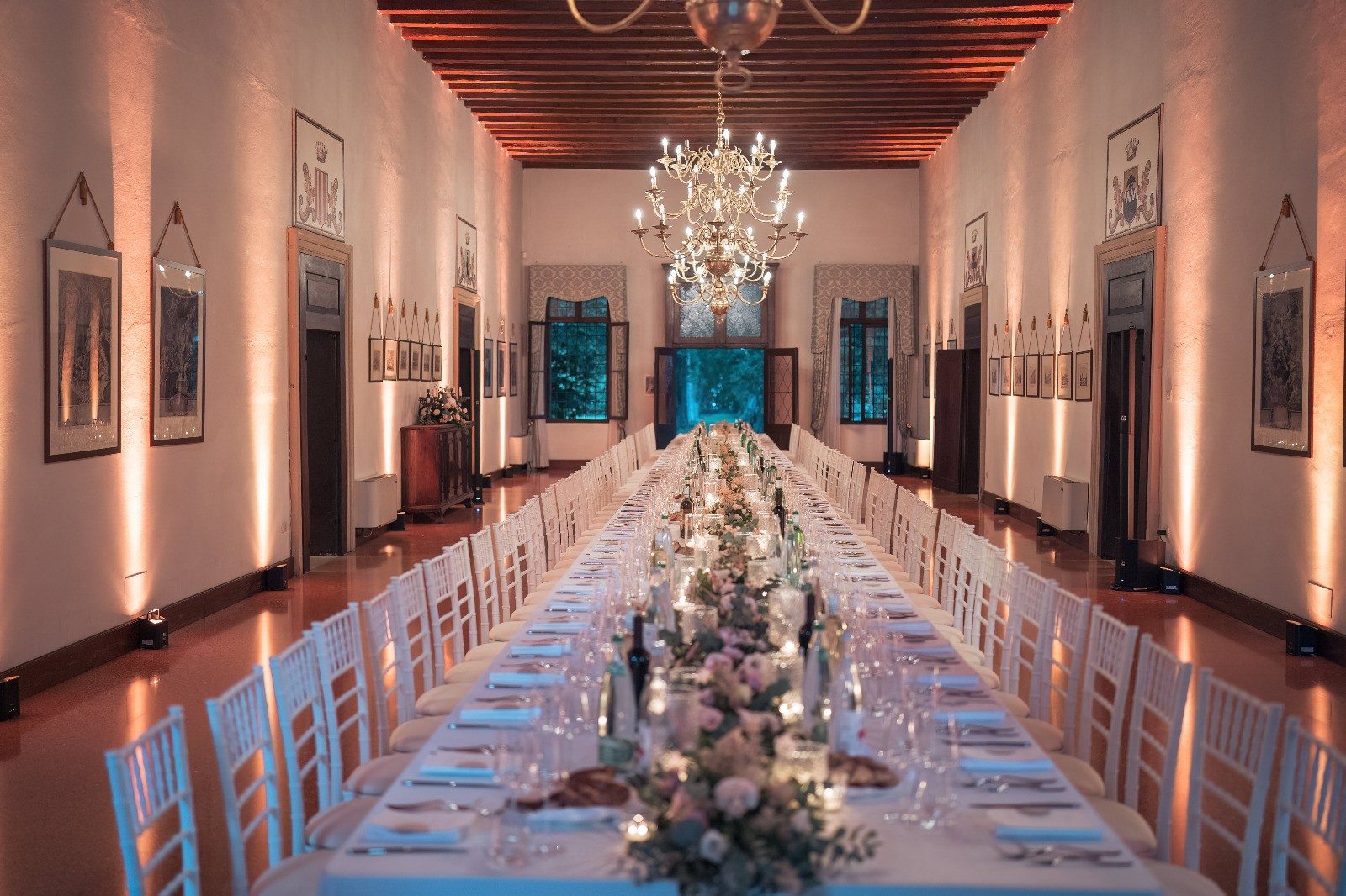 Cena in villa storica veneziana, tavolata sotto il lampadario
